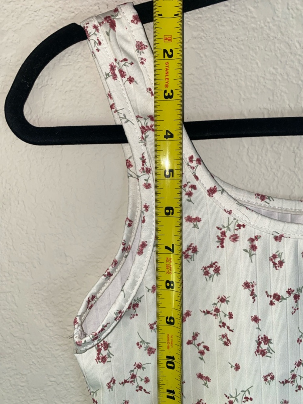 🛍️Ribbed White Crop Top with Red and Green fine line detailed flowers! - Picture 5 of 7